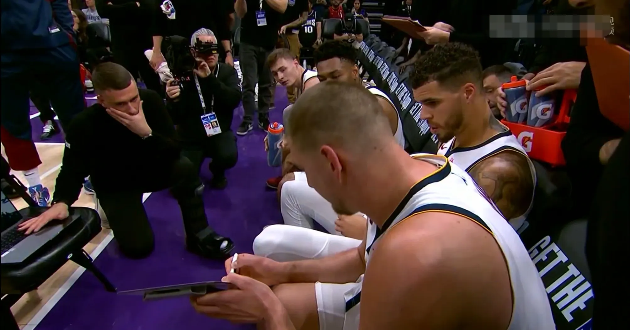 在对阵掘金的比赛中，库里单场砍下44分，投中10个三分球，让对手束手无策！的简单介绍