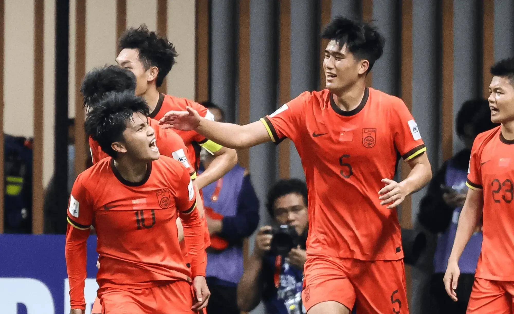 包含科技助力青训，从国家队训练到全民足球全面铺开的词条