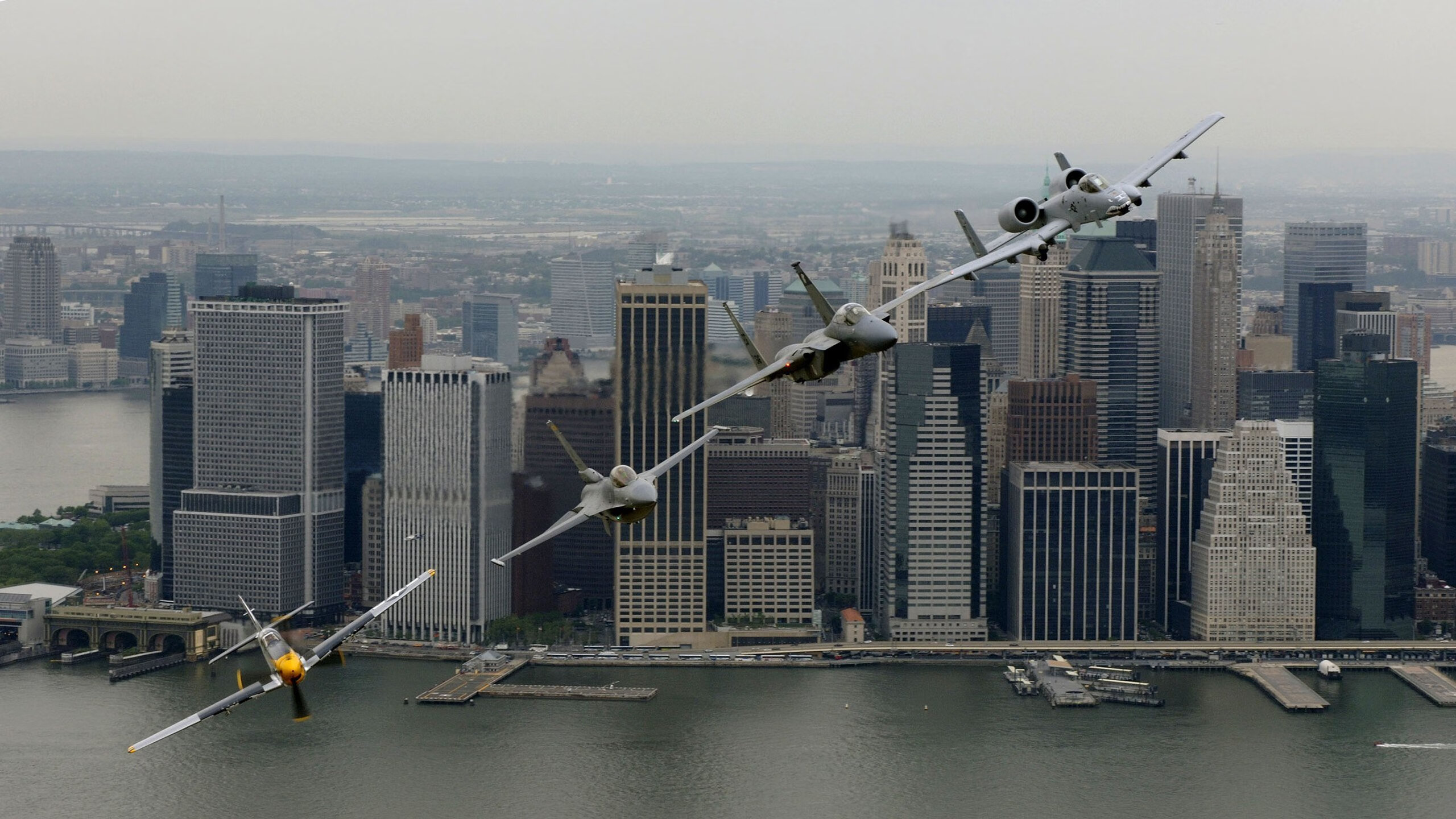 _观众热情高涨，现场气氛火爆！_，观众们热情高涨