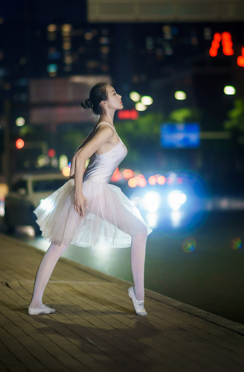 漂移乐趣无限：车辆在赛场上的飞转飘逸震撼瞬间，漂移车玩法