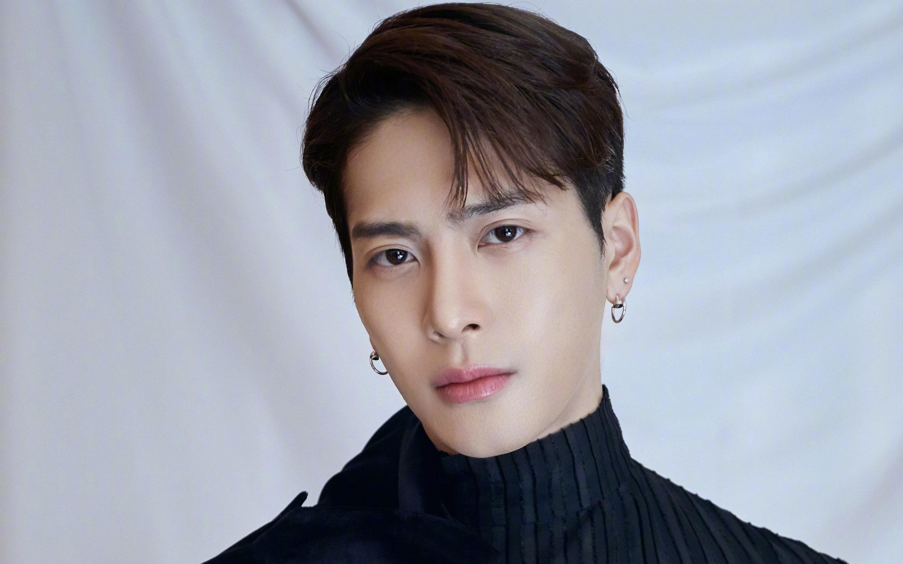 自由泳换气次数与成绩呈微弱负相关，自由泳换气越换越少