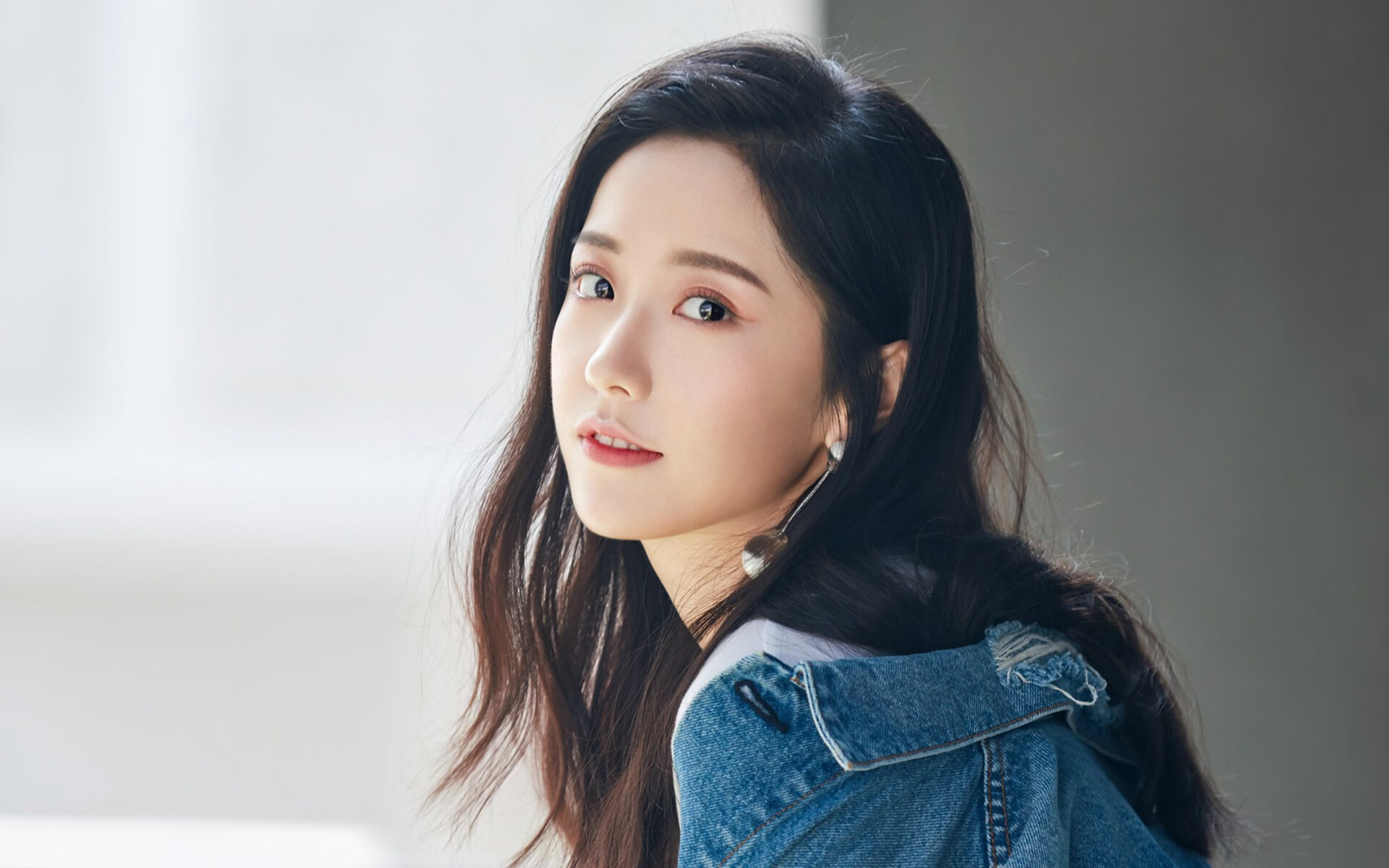 勇士主帅带队观看经典比赛强化战术意识，勇士主场震撼开幕